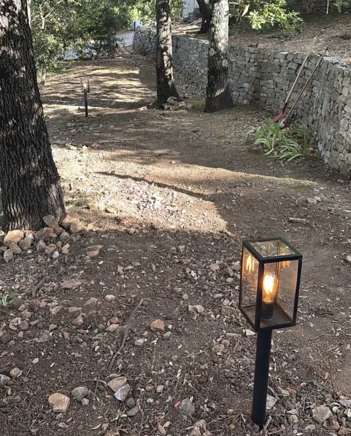 Borne lumineuse extérieure installée dans un jardin