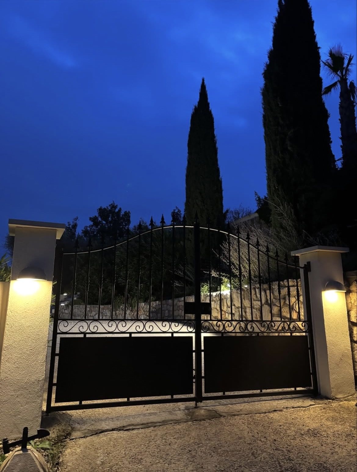 Portail avec éclairage de piliers le soir