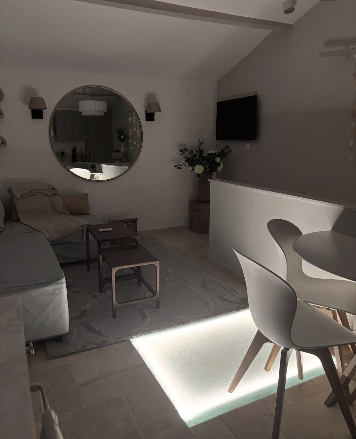 Salon avec plancher en verre rétroéclairé, installation électrique sur-mesure à Figanières