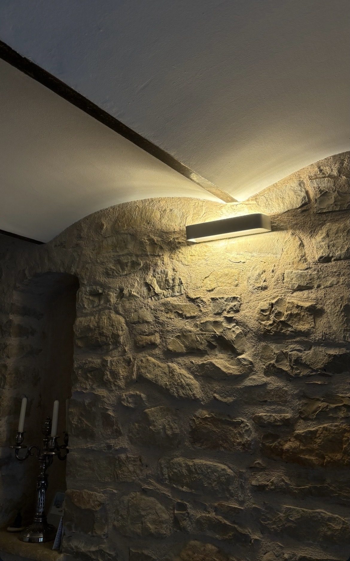 Applique murale LED sur voûte en pierre apparente
